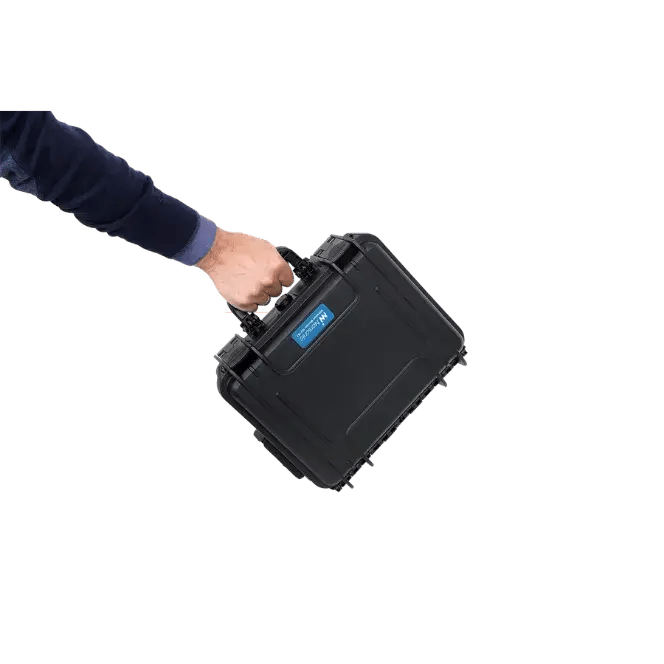 Nor163_case in hand-transparent-(664x664px)